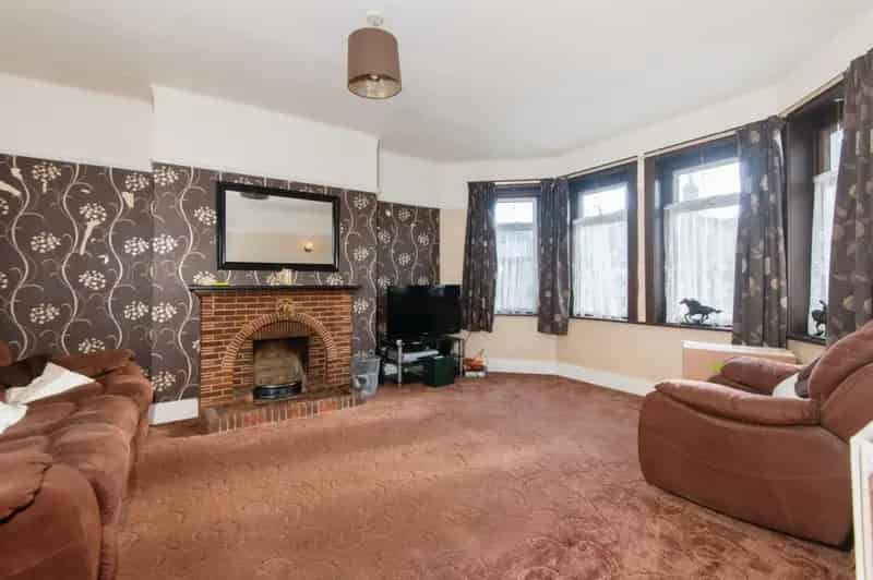 4-Bedroom Semi-Detached House in Upper Shirley with Garden and Parking