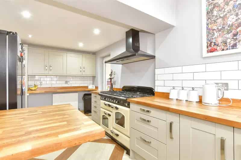 4 Bedroom Detached House for Sale Near A2