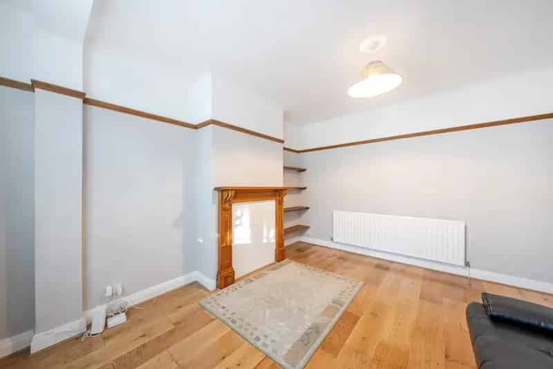 Three Bedroom House Wimbledon Chase Large Garden