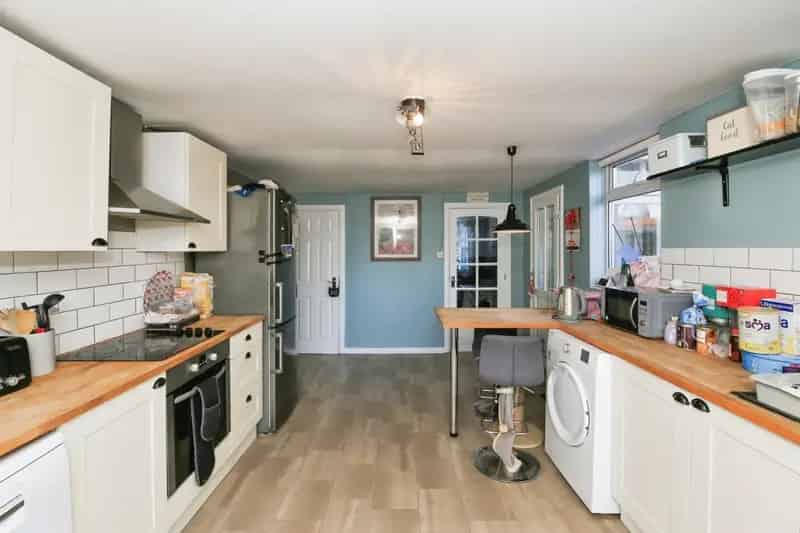 Spacious Detached House Near Town Centre and Station
