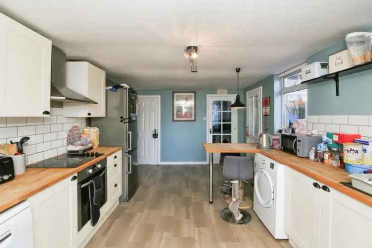 Spacious Detached House Near Town Centre and Station