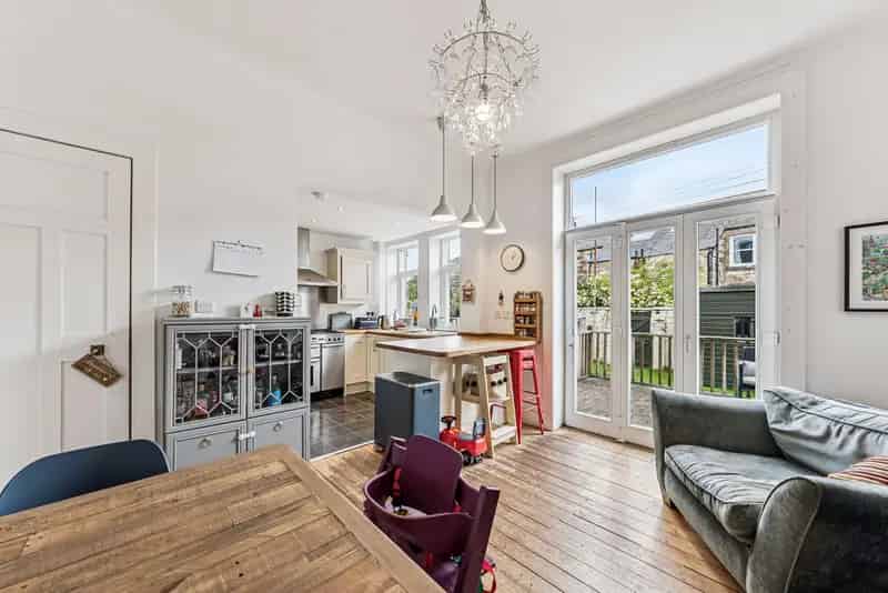 4 Bedroom Teraced Villa in Struan Gardens