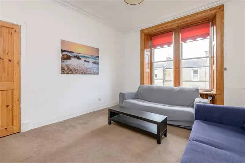 2 Bed Top Floor Flat Dalry - Modernisation Opportunity