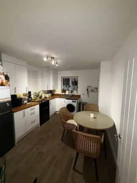 2 Double Bedroom Newbuild House Near Shops and Schools