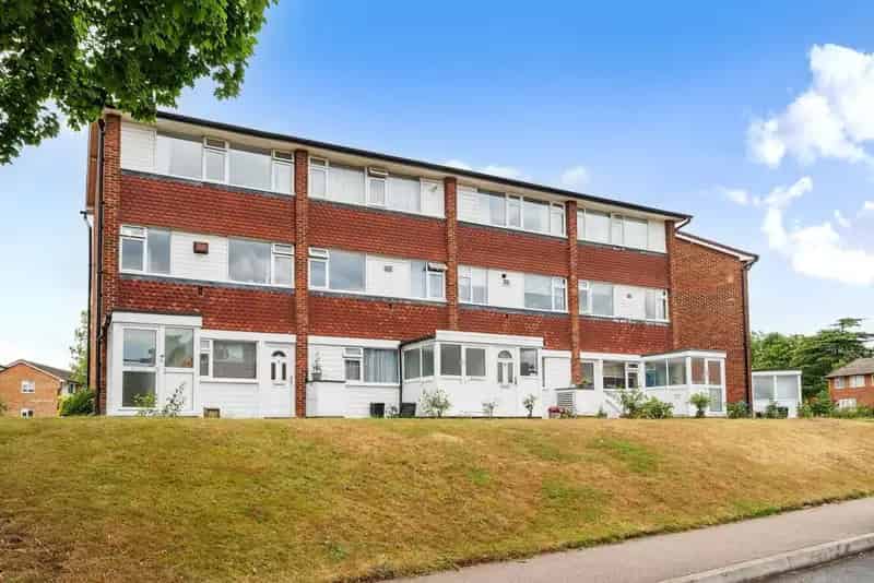 Two-Bedroom Split-Level Maisonette in Beckenham Near Stations