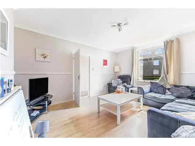2 Bedroom Ground Floor Flat for Sale in Crosshouse