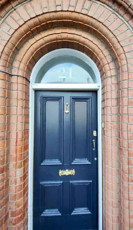 4 Bedroom Town Terrace - Modern Features & City Convenience