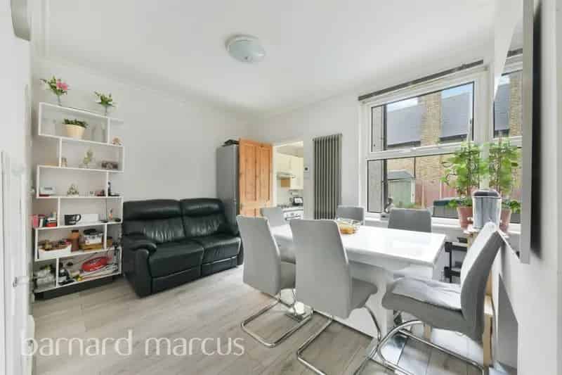 2 Bed Mid-Terraced House Norbury Excellent Transport Links