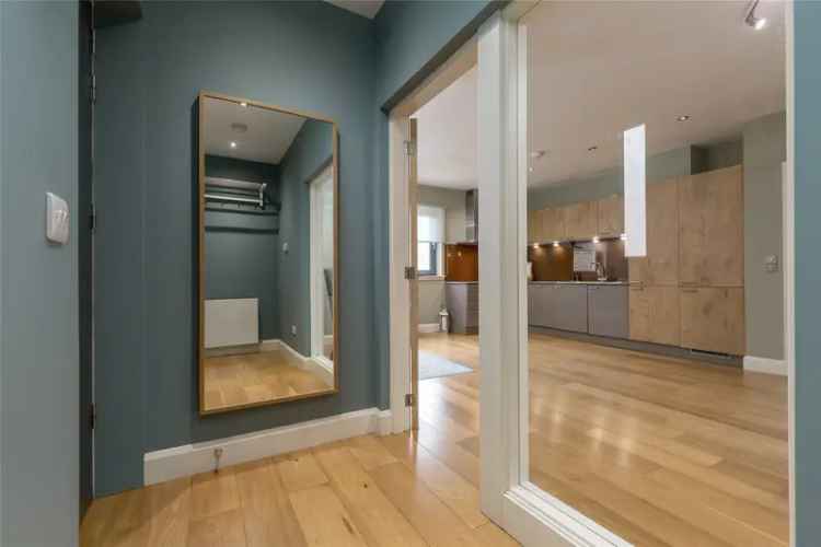 2-Bed Apartment in Edinburgh's New Town with Private Parking