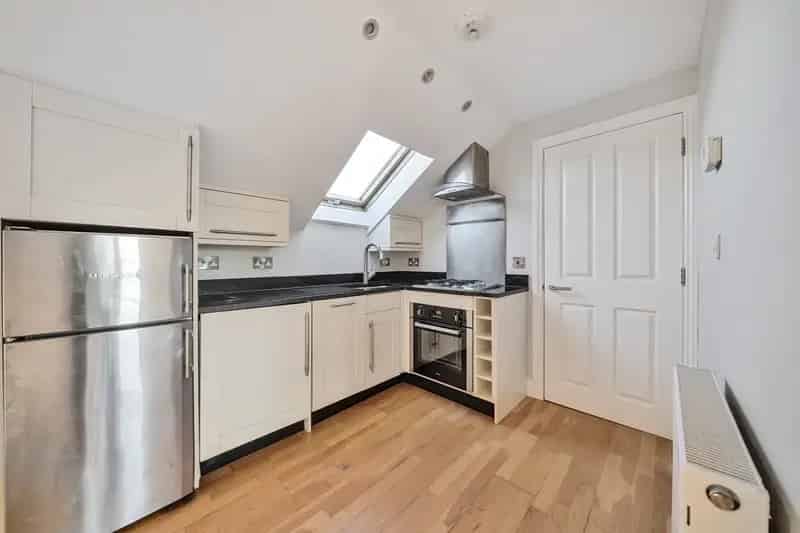 One Bedroom Flat Near Station with Off Street Parking and Jacuzzi
