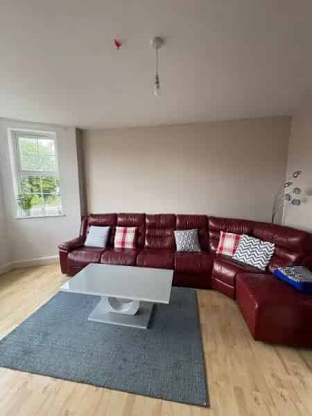 4 Bedroom Flat Near Shops and Schools