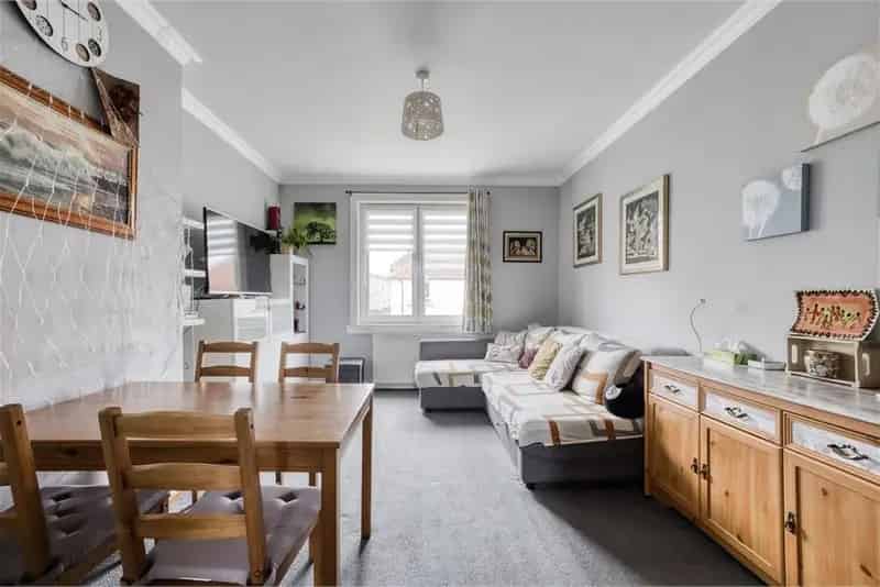 2 Bed Flat Dalkeith - Spacious Upper Villa with Garden and Parking