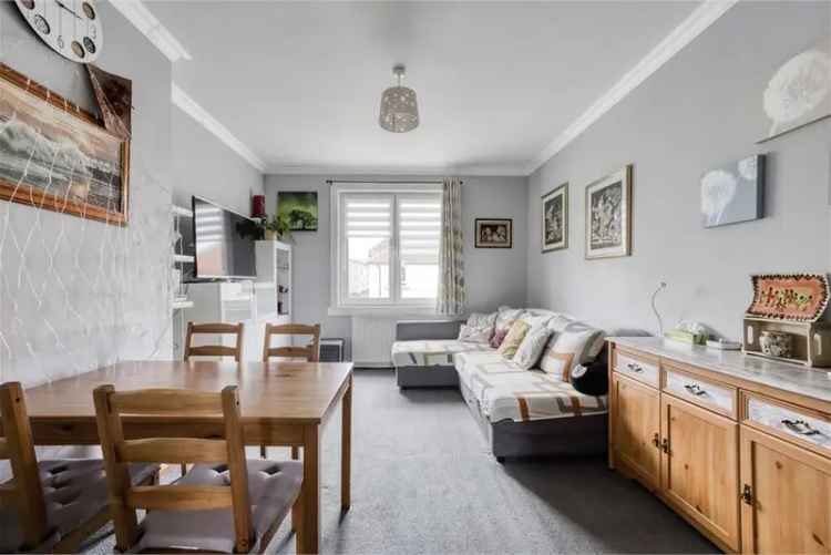 2 Bed Flat Dalkeith - Spacious Upper Villa with Garden and Parking
