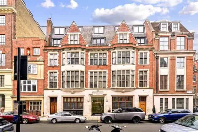 Luxury 3-Bedroom Apartment in Westminster London