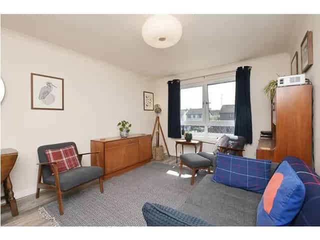 2 Bedroom Flat for Sale Near Transport Links