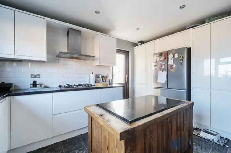 5 Bedroom Detached House for Sale in Heritage Park