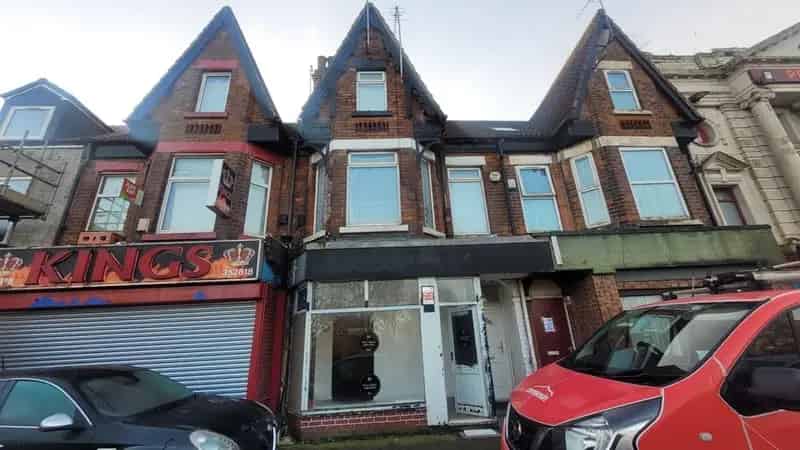 3 Bed Flat & Commercial Unit - Ideal for Business & Residential