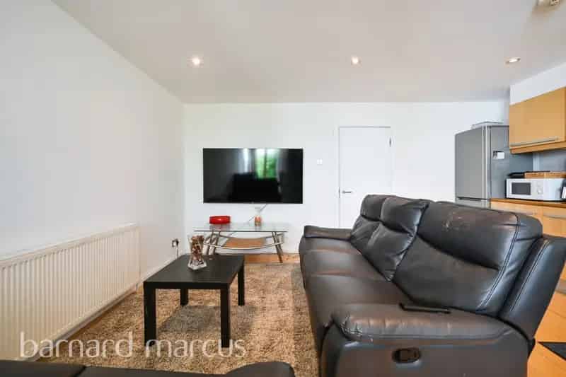 Spacious 2-Bedroom Flat near Oval Tube Station