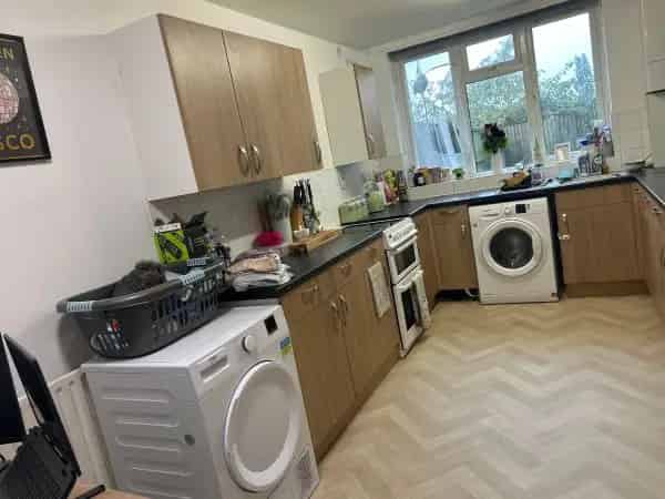 3 Bedroom Flat Near Amenities and Transport