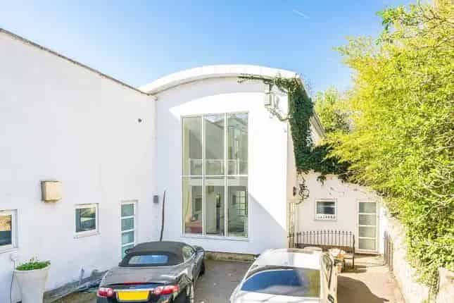 Five Double Bedroom Family Home near Tooting Bec Tube Station