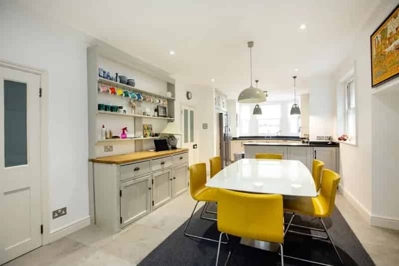 4 bedroom semi-detached house to rent