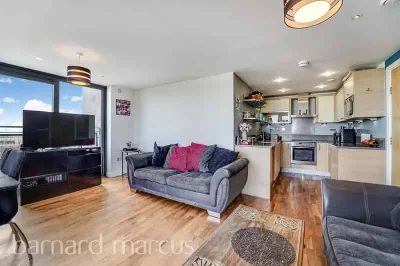Luxury Two-Bedroom Penthouse Apartment Near Sutton Station