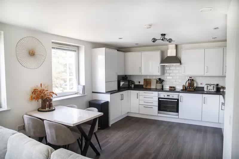 2 Bed Flat Inverurie Spacious Ensuite Private Parking Modern