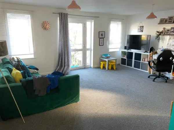 Large 2-Bedroom Flat with Garden Near Station