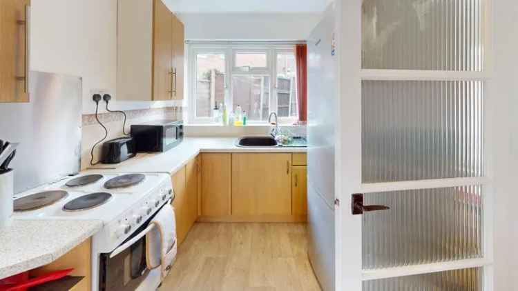 3 Bedroom Semi-Detached House Near University of Birmingham