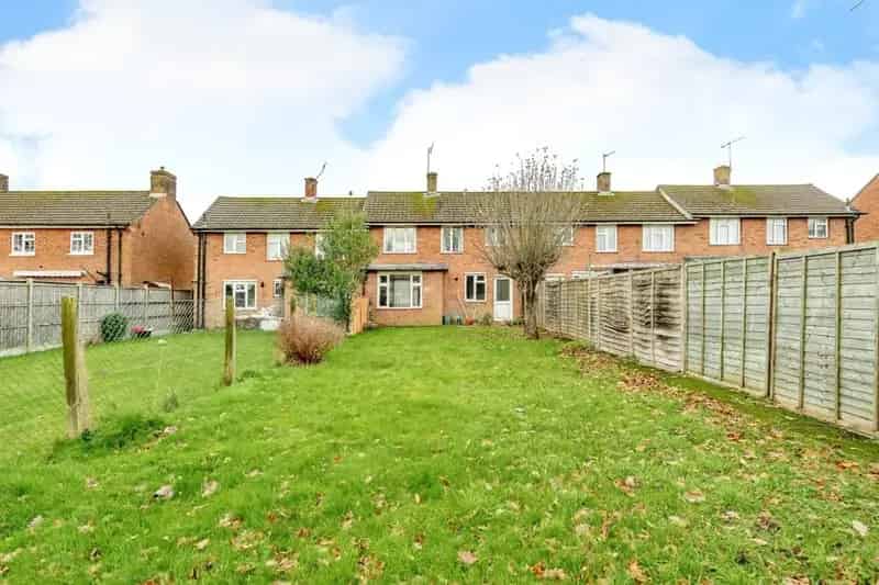 820 sq ft 2 Double Bedroom House - Blank Canvas Potential