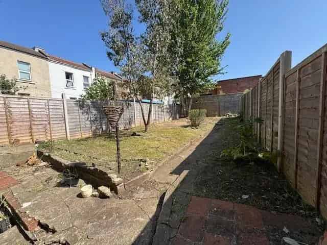 1 Bedroom Flat Recently Refurbished with Garden Zero Deposit Available