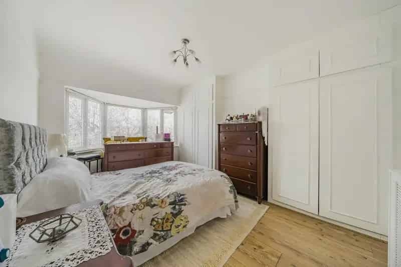 1930s Semi-Detached Home 3 Beds 2 Receptions