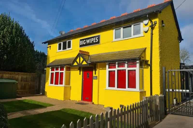 Fully Refitted 2 Bed Flat with Unlimited Utilities and Parking