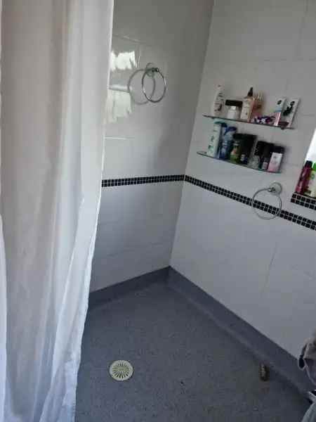 Flat For Rent in Charfield, England