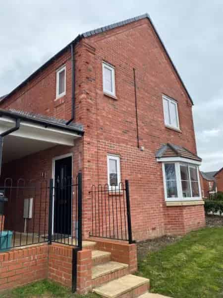 Upper Floor Maisonette with Parking Near Park
