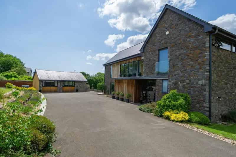 Luxury 5-Bedroom Detached House Llandevaud