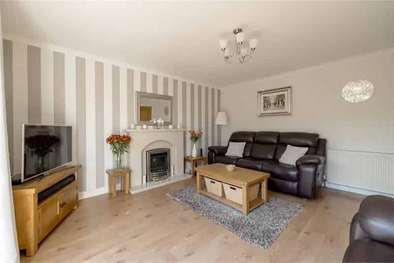 4 Bed Semi-Detached House with Modern Features and Sunny Garden