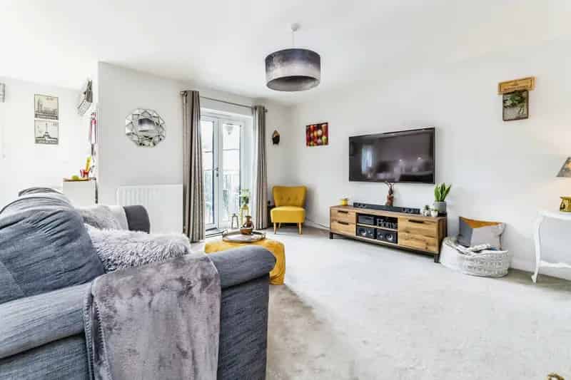 2 Bed Apartment Caterham Valley Share of Freehold