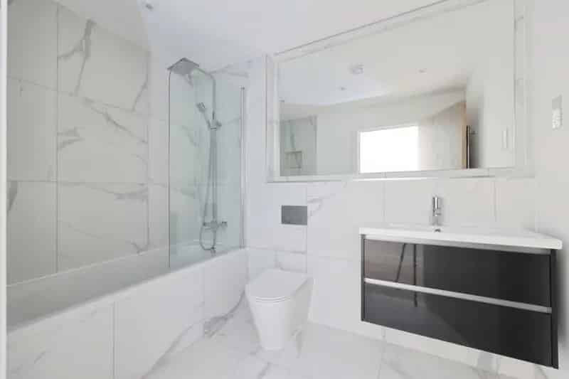 2-Bed High Spec Apartment West Wycombe - Private Balcony & Parking