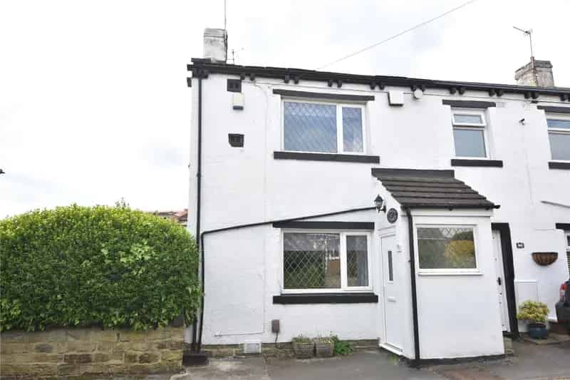 Spacious Semi-Detached Home with Courtyard Garden in Pudsey