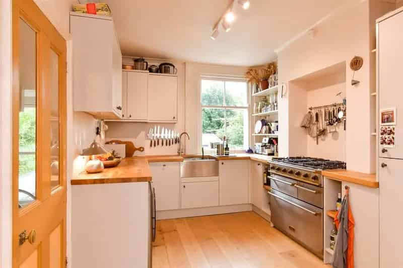 2 Bedroom Ground Floor Maisonette Near Preston Park Station