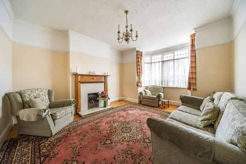 Charming 4-Bedroom Family Home in SE6 with Large Garden and Parking