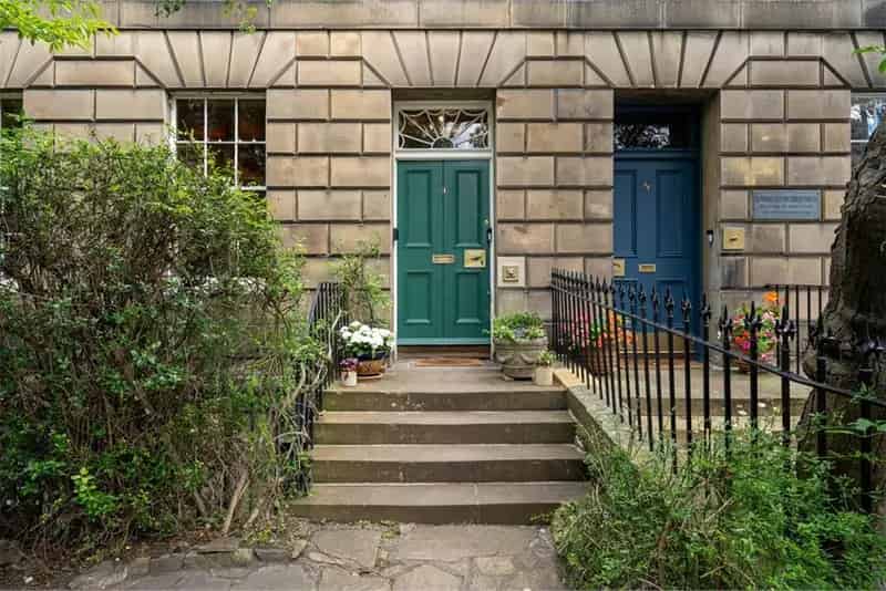 6 Bed House Townhouse with 2 Reception Rooms and Garden