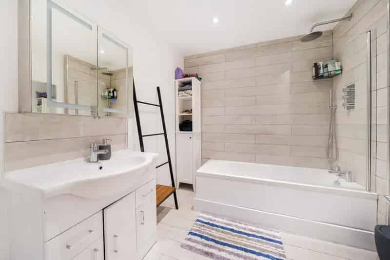 Two Bedroom Victorian Apartment with Garden Access