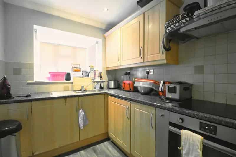 Three Double Bedroom House Near Mainline Station