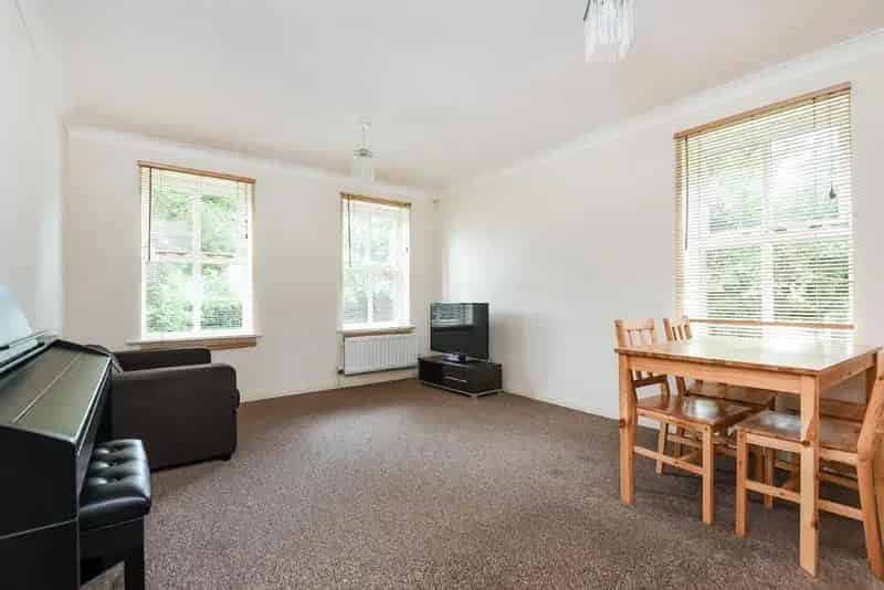 Spacious 2-Bed 1-Bath Modern Apartment in Meridian Development Hither Green