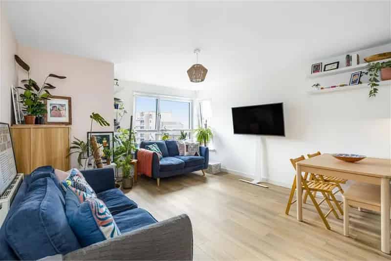 2 Bed Flat - Fourth Floor with 1 Reception Room