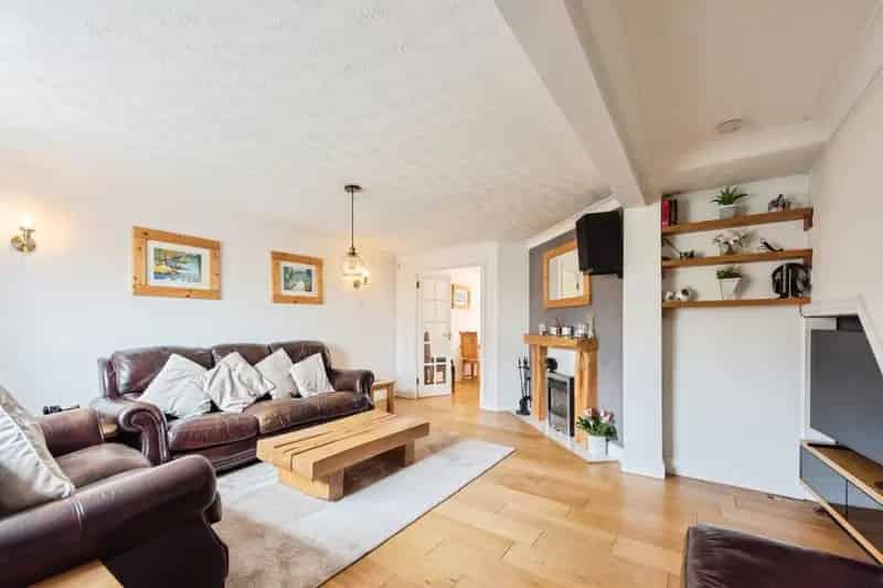 Family Home Near Town Centre and Schools Detached 4 Bed House