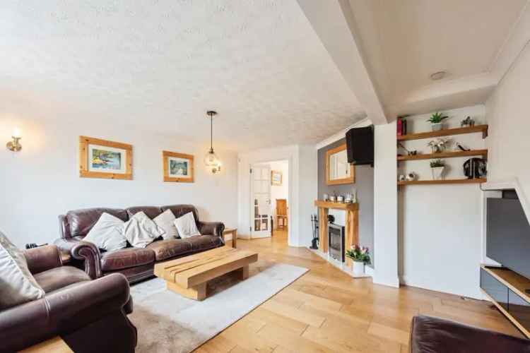 Family Home Near Town Centre and Schools Detached 4 Bed House