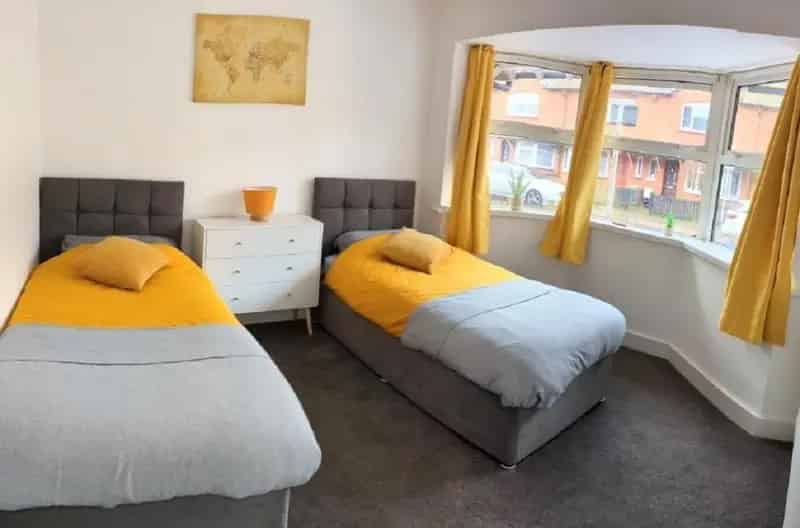 3-Bedroom Mid-Terraced House - Fully Furnished Airbnb Investment
